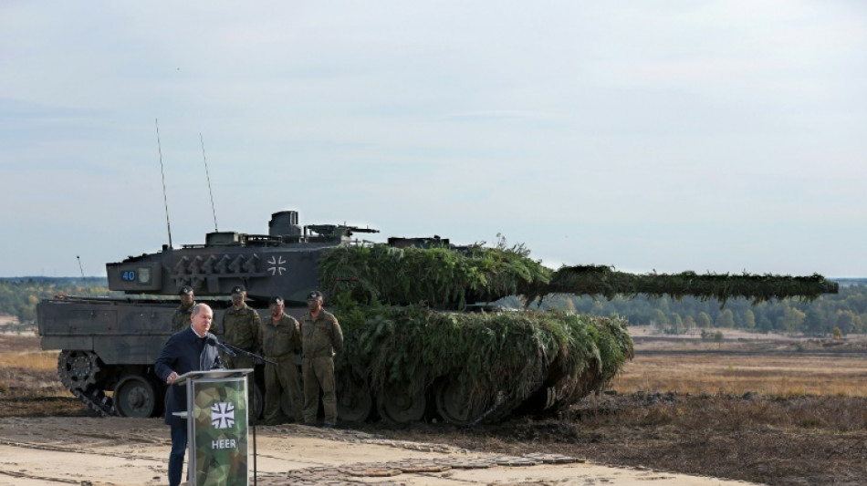 Scholz reverses roles on tanks for Ukraine