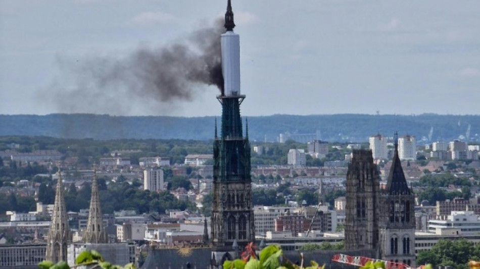 Bombeiros declaram extinto incêndio que atingiu a agulha da catedral de Rouen, na França