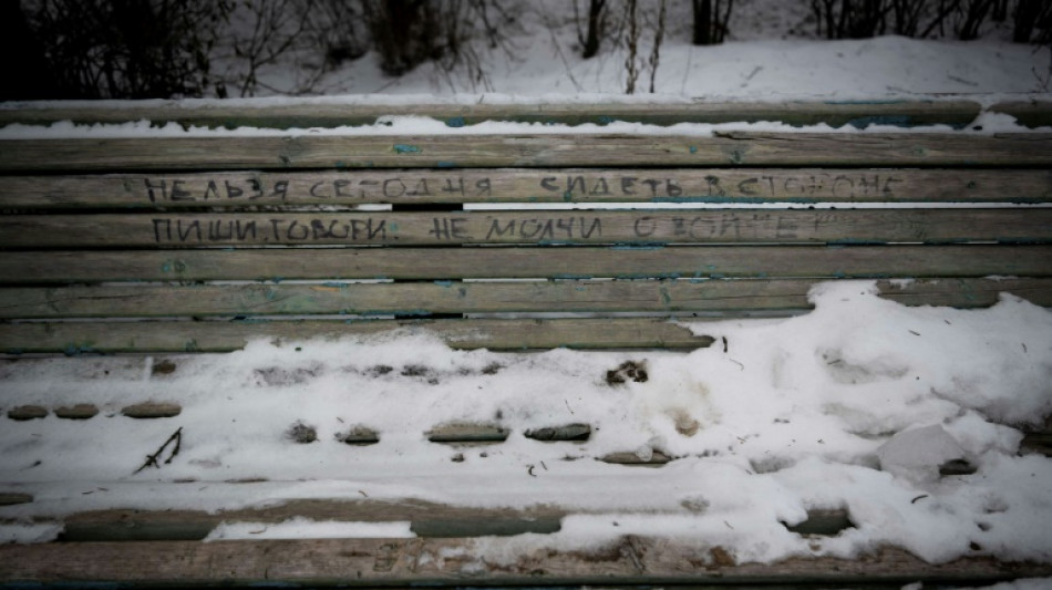 Sur des murs et des bancs: à Moscou, de silencieux appels à la paix