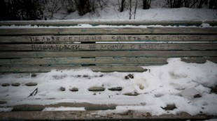 Sur des murs et des bancs: à Moscou, de silencieux appels à la paix