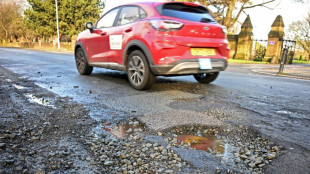 Sur les routes britanniques, le fléau des nids de poule et leur lourd tribut 