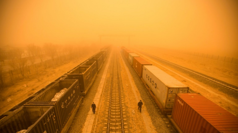 Una tormenta de arena contamina el aire en Pekín y el norte de China