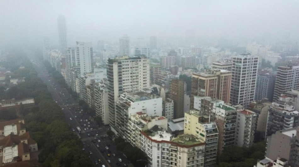 Buenos Aires bajo humo y olor a quemado por incendio en Uruguay