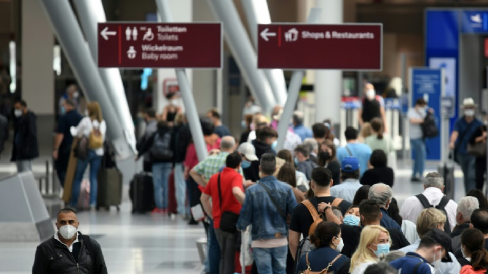 La UE levanta el lunes la obligación de usar mascarillas en aviones