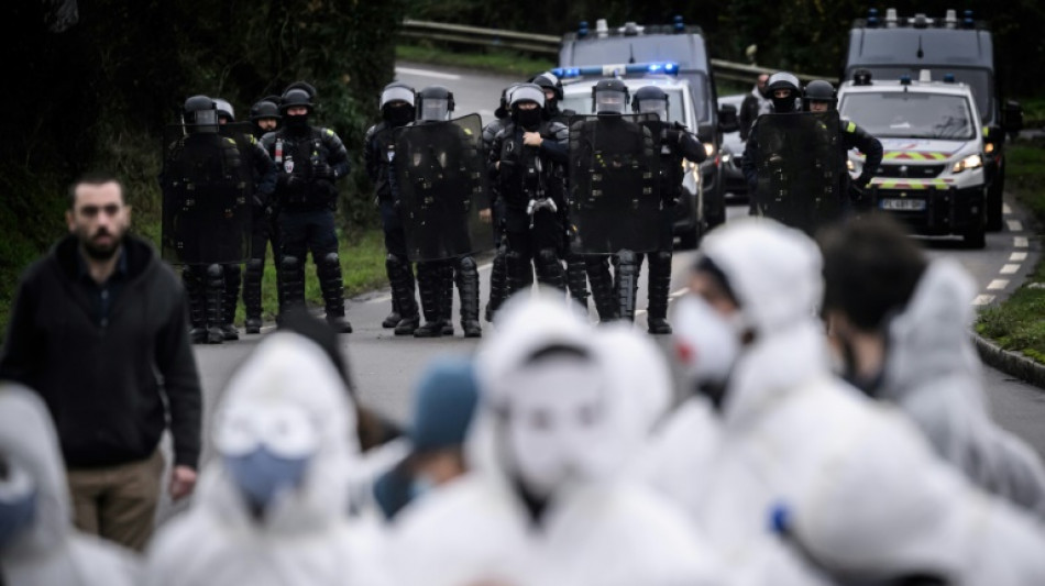 Une manifestation contre un site Lafarge près de Nantes dispersée par la police