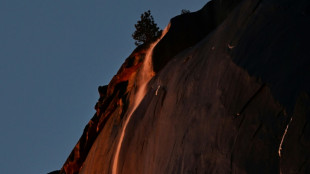 Abendsonne taucht Wasserfall im Yosemite-Nationalpark in feurig rotes Licht