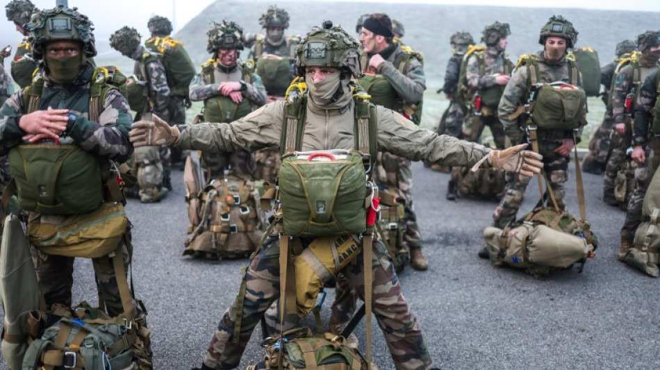 Les "paras" français à l'assaut contre un coriace ennemi fictif 