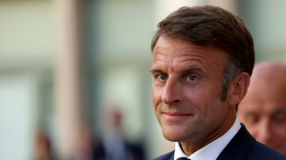 Macron ouvre de nouvelles concertations dans un tenace brouillard