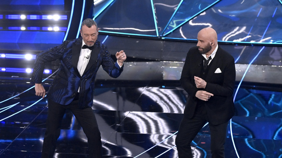 Agcom, a Sanremo 2024 pubblicità occulta scarpe Travolta