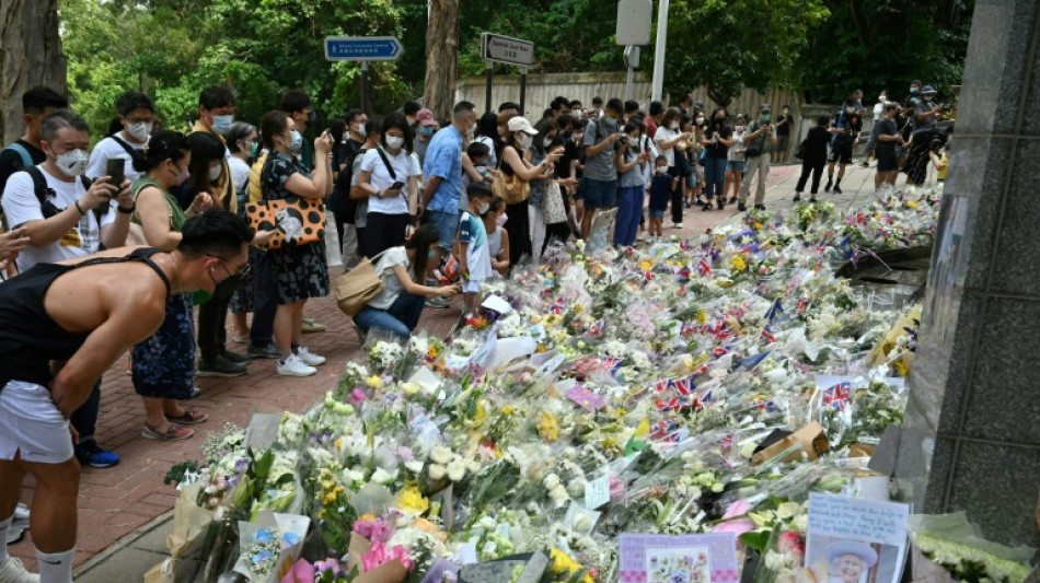 Huge queue as Hong Kongers mourn Elizabeth II