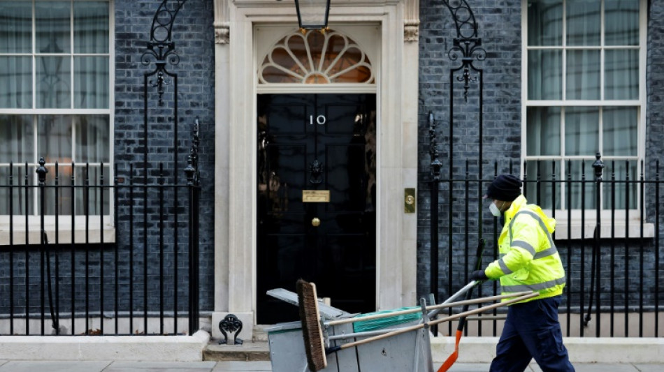 Policía investiga fiestas prohibidas que ponen a Boris Johnson en la cuerda floja