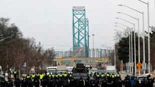 Contestation au Canada: un pont frontalier stratégique rouvert, impasse à Ottawa