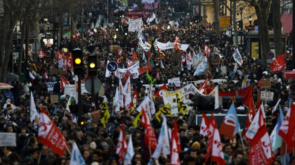 Retraites: à Paris, des forces de l'ordre discrètes et des débordements encore contenus