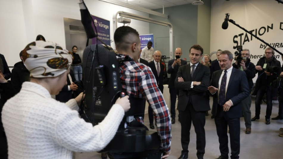 Rééducation: Emmanuel Macron annonce des exosquelettes dans chaque département 