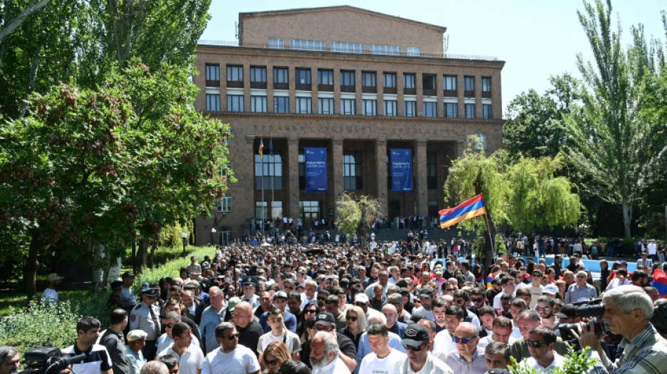 Des dizaines de milliers d'Arméniens manifestent contre le transfert de terres à l'Azerbaïdjan