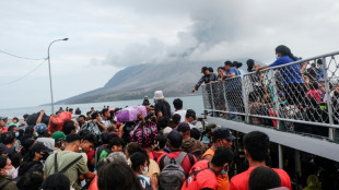 Una erupción volcánica provoca el cierre de aeropuertos en Indonesia