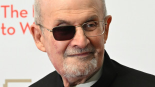 Salman Rushdie tritt erstmals nach Messerattacke wieder öffentlich auf