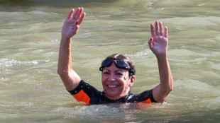 Prefeita de Paris mergulha no rio Sena a nove dias do início dos Jogos Olímpicos