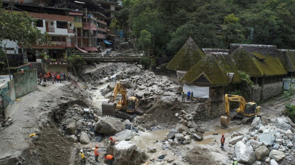 Brigadas despejan accesos de pueblo próximo a Machu Picchu tras inundaciones
