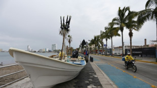 Huracán Orlene se debilita rumbo a costas del Pacífico mexicano