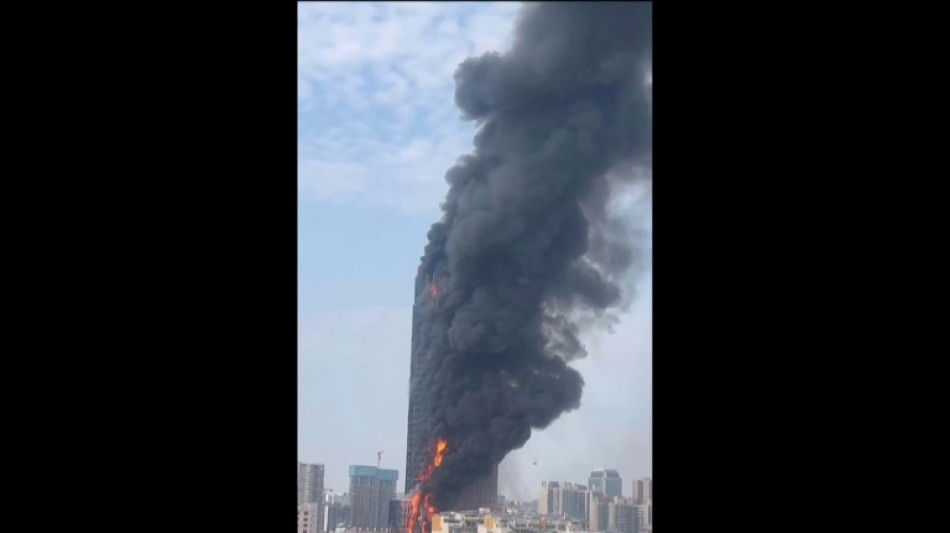 Un incendio arrasa un rascacielos en una ciudad en China