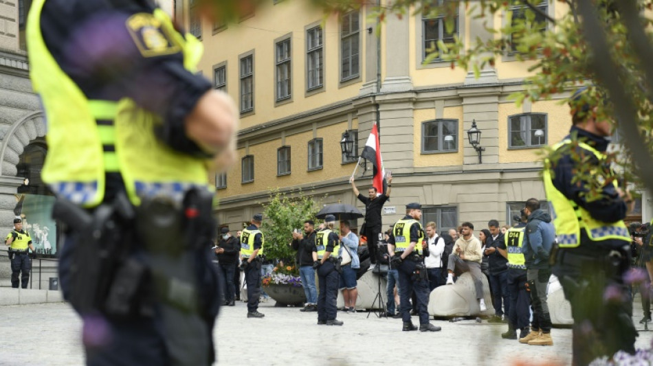 Dos hombres queman el Corán en protesta autorizada frente al parlamento sueco 