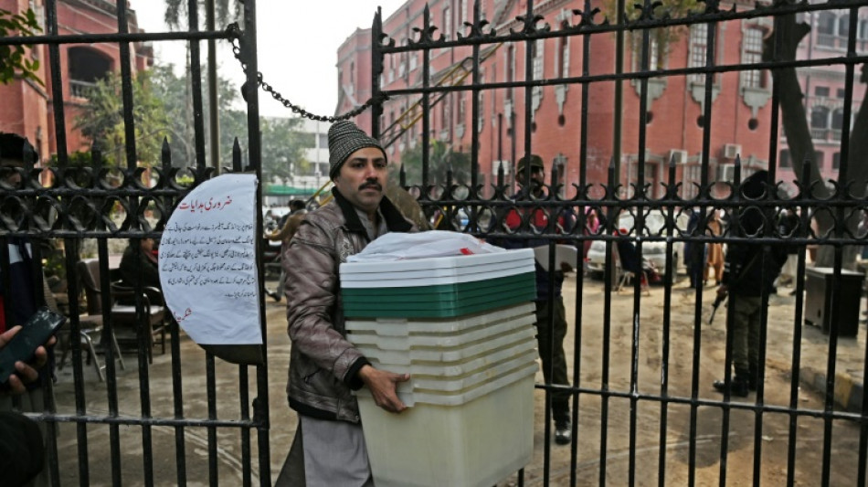 Le Pakistan commence à voter pour des élections contestées et sous haute sécurité