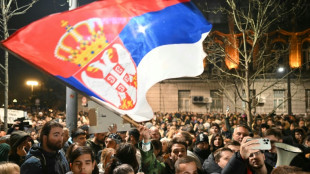 Élections en Serbie: des "achats de voix" observés, l'opposition manifeste à Belgrade