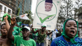 Sierra Leone: le président Bio prête serment après sa réélection contestée