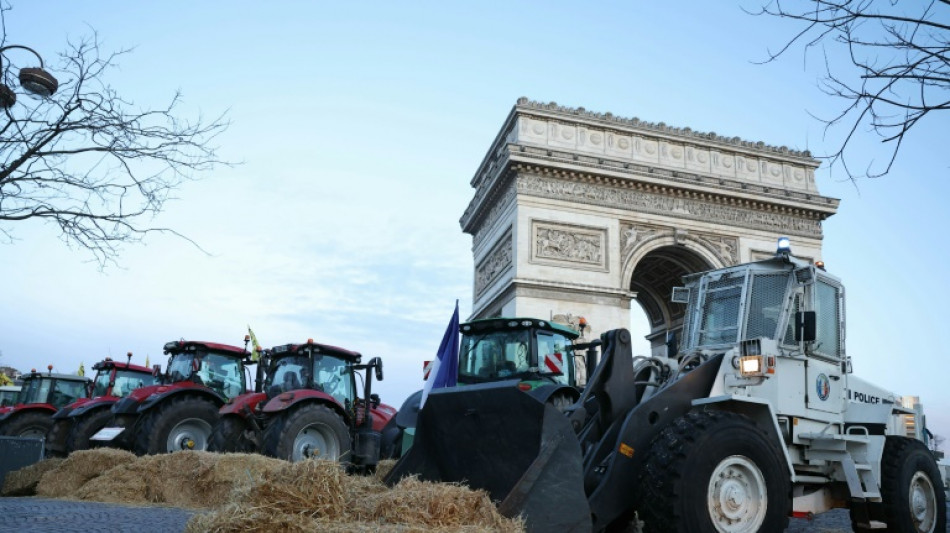 Agriculteurs: action de la Coordination rurale autour de l'Arc de Triomphe à Paris 