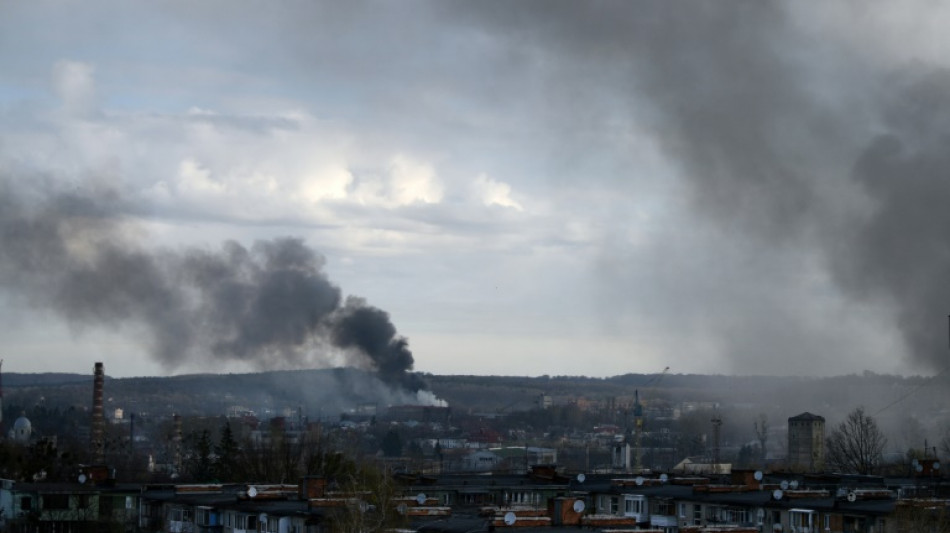 Russland fliegt Luftangriffe auf Lwiw und zieht Truppen in Ostukraine zusammen