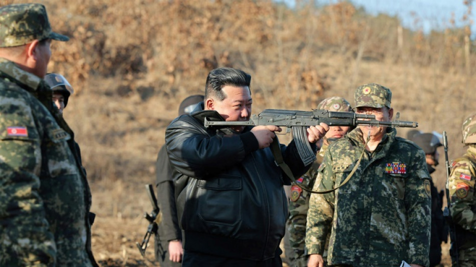 Corée du Nord: Kim brandit une arme lors de l'inspection d'une base d'entraînement