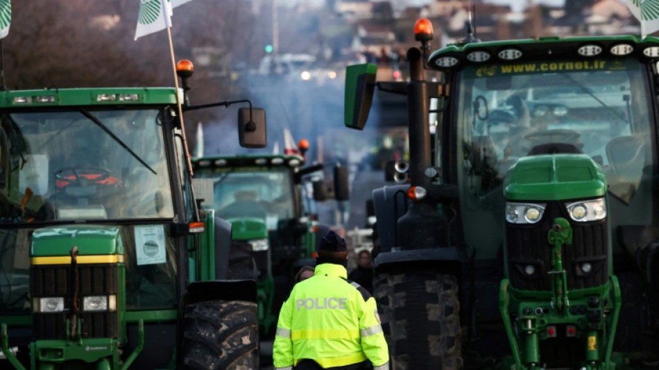 Les agriculteurs déterminés à maintenir la pression autour de Paris comme à Bruxelles