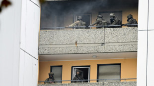 Verletzte Polizisten und Feuerwehrleute bei Explosion in Hochhaus in Ratingen