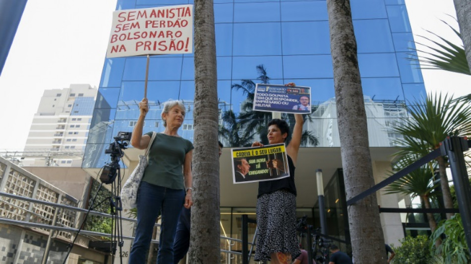 Brésil: Bolsonaro hospitalisé pour deux opérations