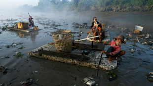 Plastique, canettes et... cadavres: avec les nettoyeurs des rivières de Rangoun