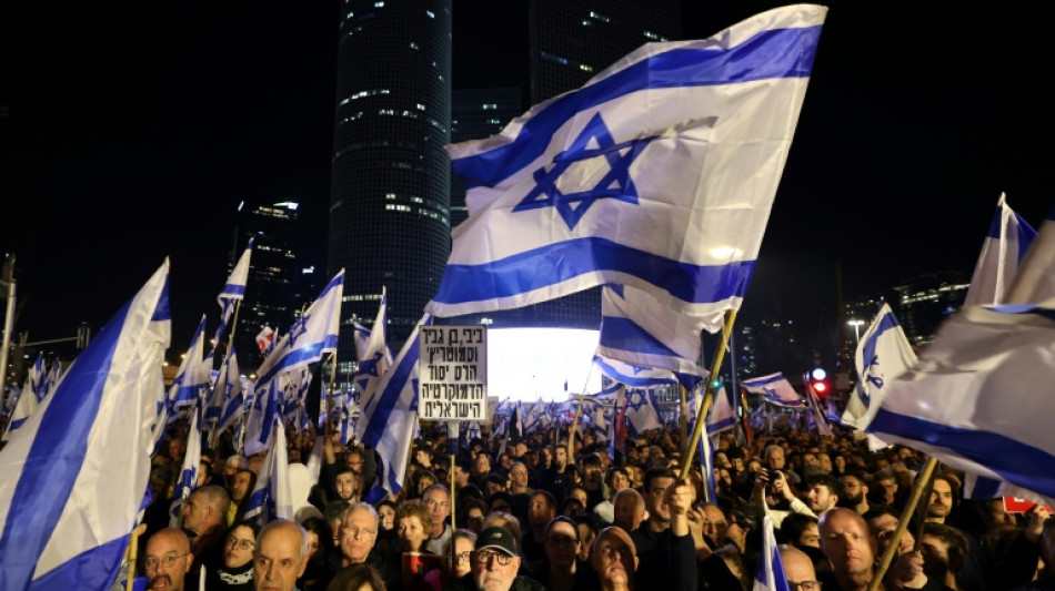 Israël: l'ex-Premier ministre se joint a une manifestation contre le gouvernement