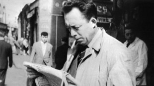 Un excepcional manuscrito de la novela de Camus "El extranjero" sale a subasta