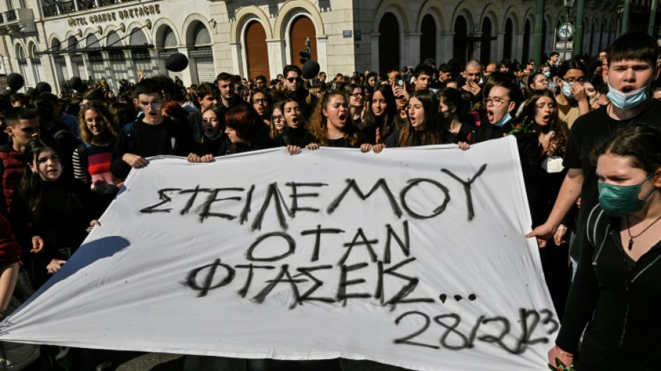 Tausende Menschen demonstrieren in Athen vor Sitz der Eisenbahngesellschaft 