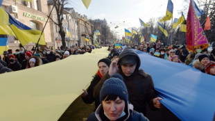 Cerca de la frontera rusa, manifestantes están listos para defender a Ucrania 