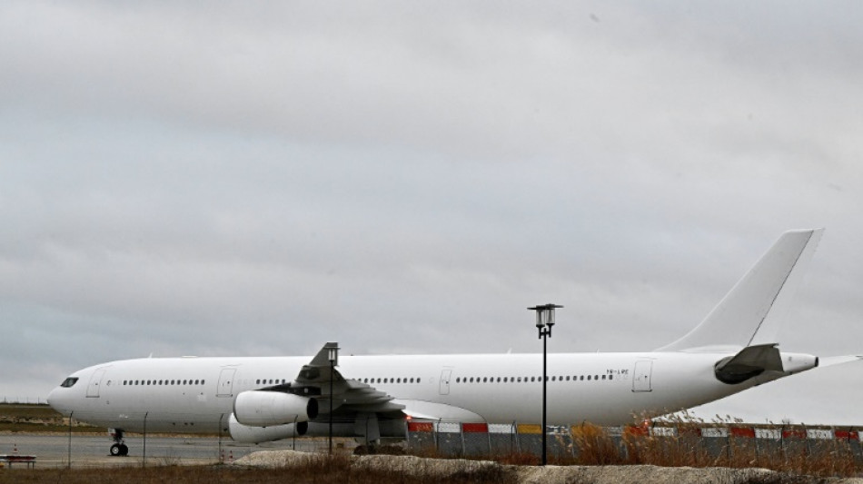 Avion immobilisé dans la Marne: deuxième nuit de confinement pour les 303 Indiens