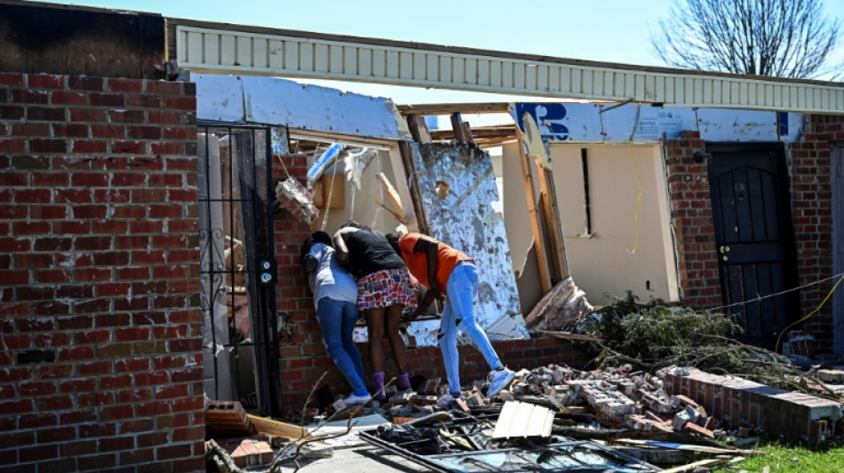 La alegría de seguir vivos tras paso de mortífero tornado en Misispi