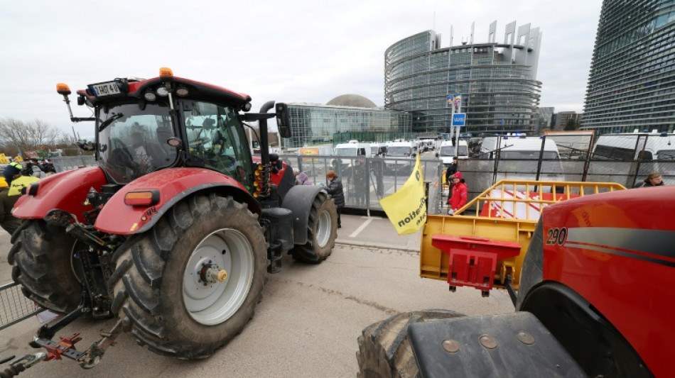 Tracteurs et agriculteurs en colère devant le Parlement européen