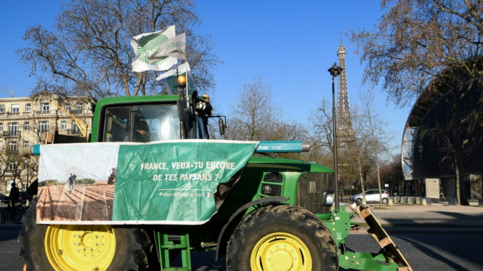 Des centaines de tracteurs à Paris, démonstration de colère des agriculteurs