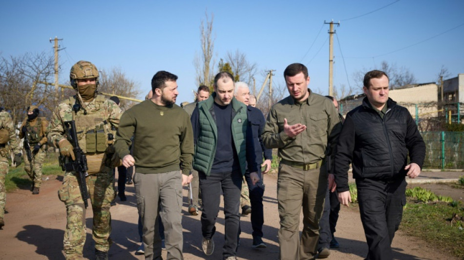 Zelensky pleads for jets, missiles, after visit to frontline