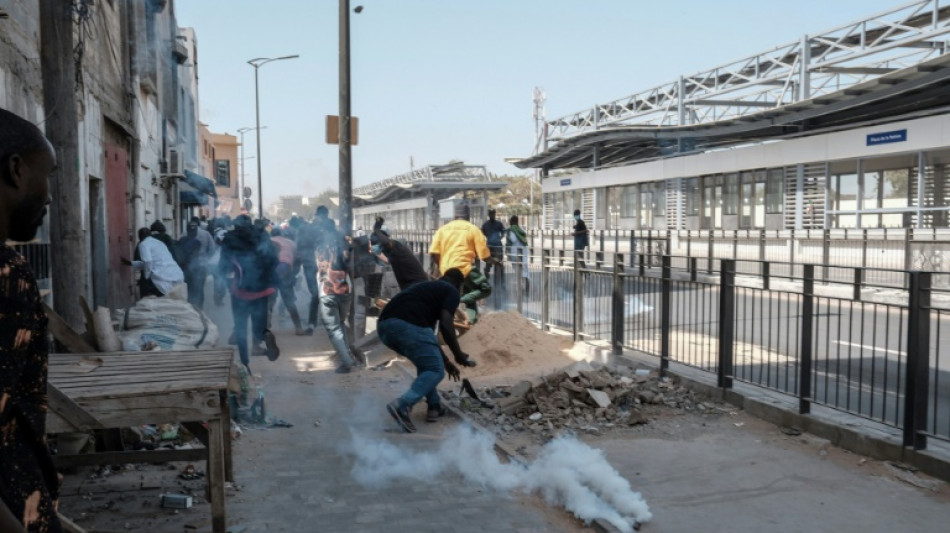 Crise au Sénégal: les forces de sécurité dispersent par la force un rassemblement à Dakar