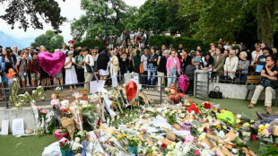 Annecy homenageia aqueles que tentaram deter ataque a faca