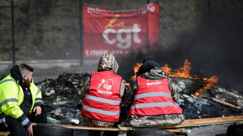 Retraites: la grève reconduite pour une semaine à la raffinerie de Donges