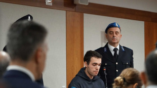 Gino Cecchettin guarda Turetta in aula, lui tiene occhi bassi