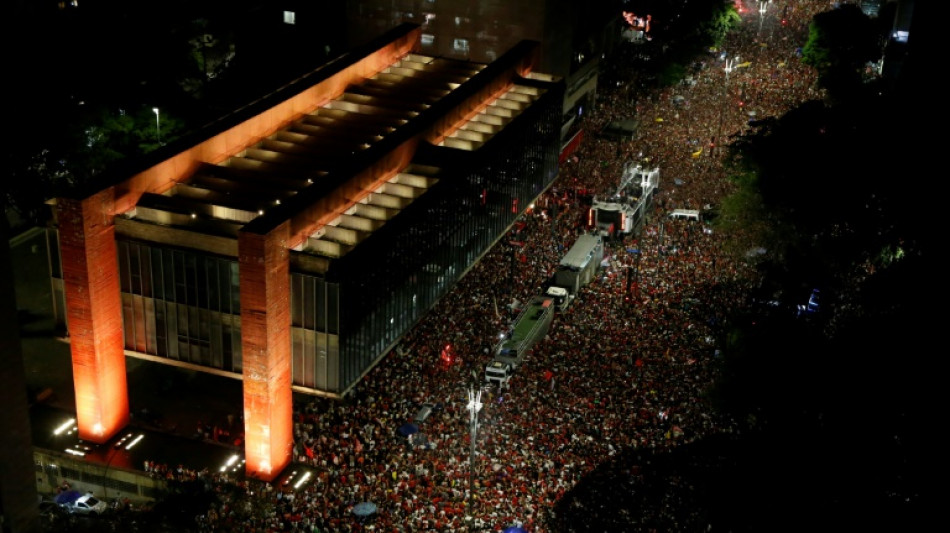 Rires, larmes et prières au Brésil à l'annonce de la victoire de Lula